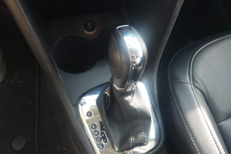 Used Volkswagen Polo 2013 1.6L Automatic Luxury Edition Gear Lever