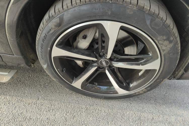 Used Audi Q7 2020 55 TFSI quattro Black Warrior Exclusive Edition Right Front Wheel Hub