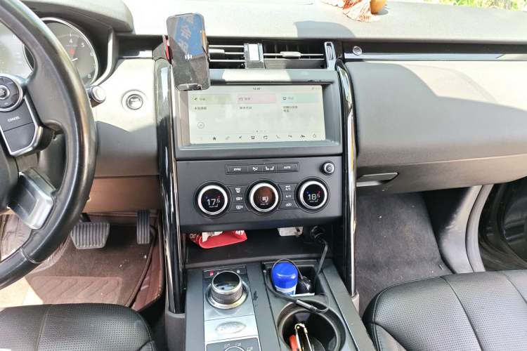 Used Land Rover Discovery 2018 3.0 SC V6 SE Audio And AC Panel