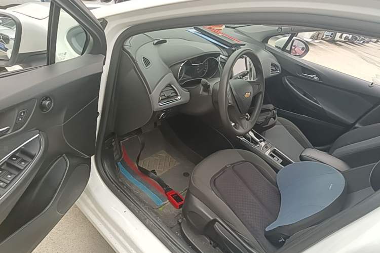 Used Chevrolet Cruze 2017 1.5L Automatic Pioneer Sunroof Edition Driver Seat