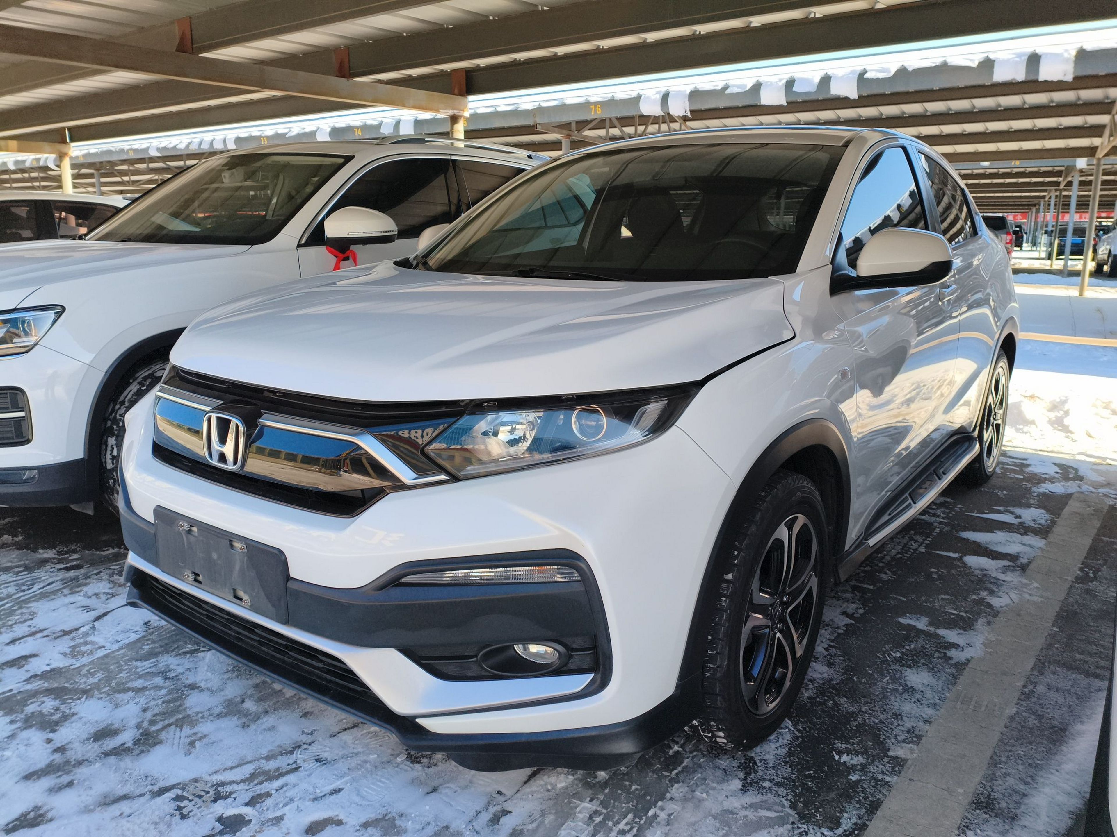 Под передней частью автомобиля