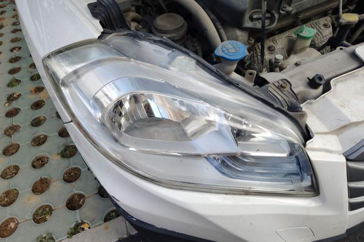 Used Suzuki S-Cross 2014 1.6L CVT Two-Wheel Drive Entry Model Right Front Headlight