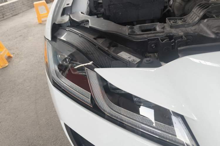 Used Jaguar XFL 2024 2.0T P300 Four-Wheel Drive Flagship Sport Gold Edition Right Front Headlight