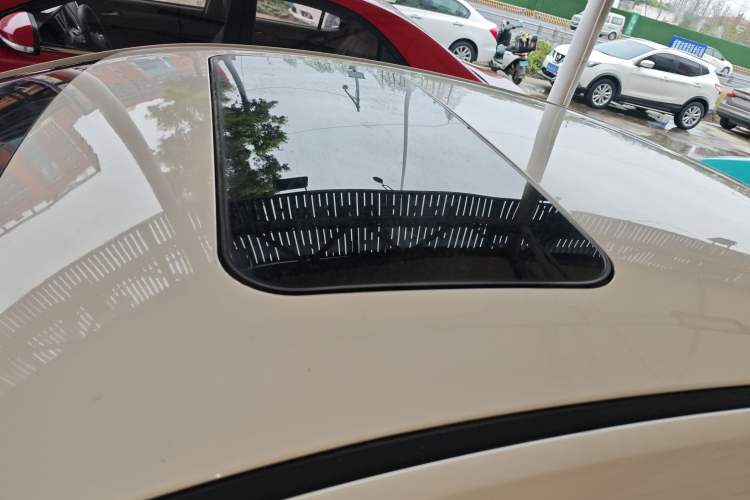 Used Roewe 360 2015 1.5L Automatic Luxury Edition Roof