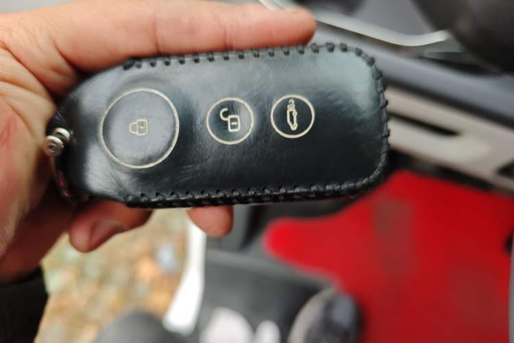 Used Sinotruk Pioneer V 2024 Multi-Function Edition 2.0T Manual Mid-Roof with Central Axle
