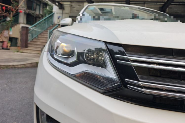 Used Volkswagen Tiguan 2013 1.8 TSI Automatic All-Wheel Drive Luxury Model Right Front Headlight