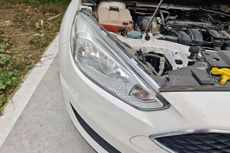 Used Ford Focus 2018 Hatchback Classic 1.6L Automatic Comfort Plus SmartDrive Edition Right Front Headlight