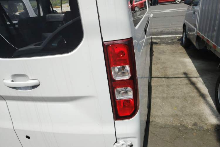 Used Wuling Yangguang 2024 300KM Comfort Version Passenger Van 75kW