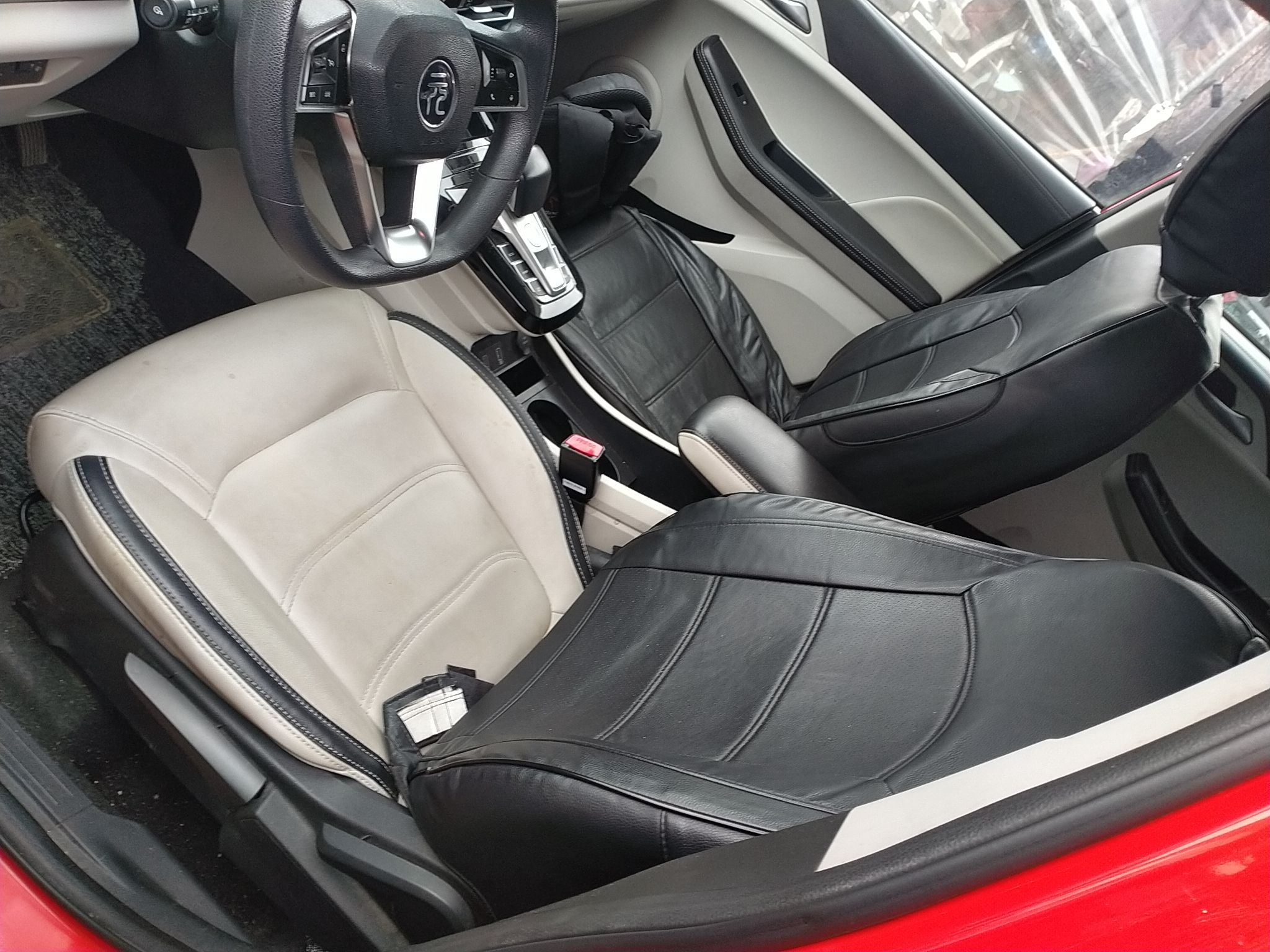 المقاعد الأمامية داخل السيارة