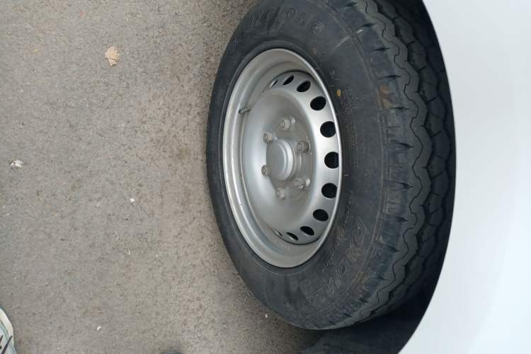 Used Wuling Yangguang 2024 300KM Comfort Version Passenger Van 75kW Right Rear Wheel Hub