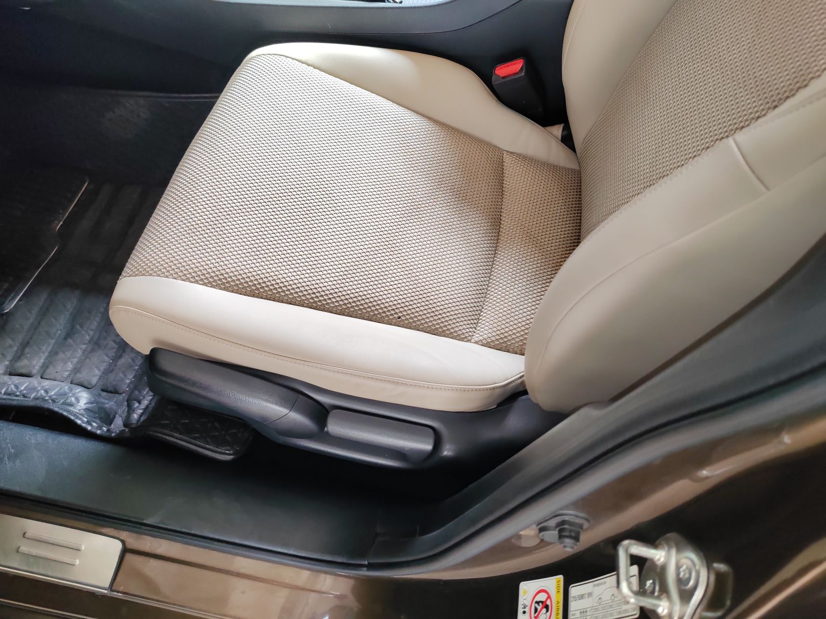 المقاعد الأمامية داخل السيارة