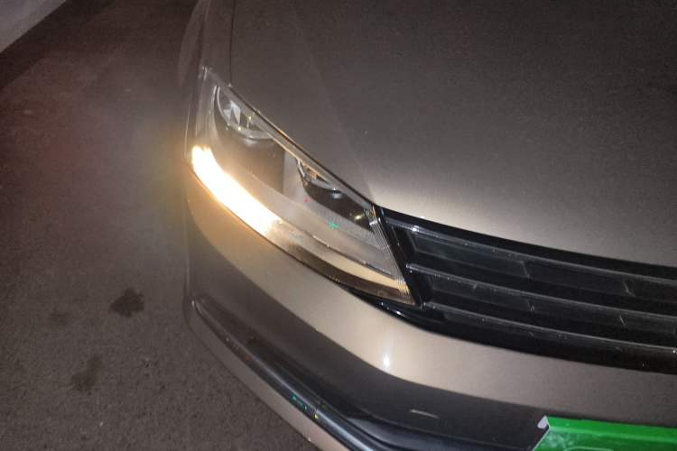 Used Volkswagen Sagitar 2015 1.6L Automatic Comfort Model Right Front Headlight