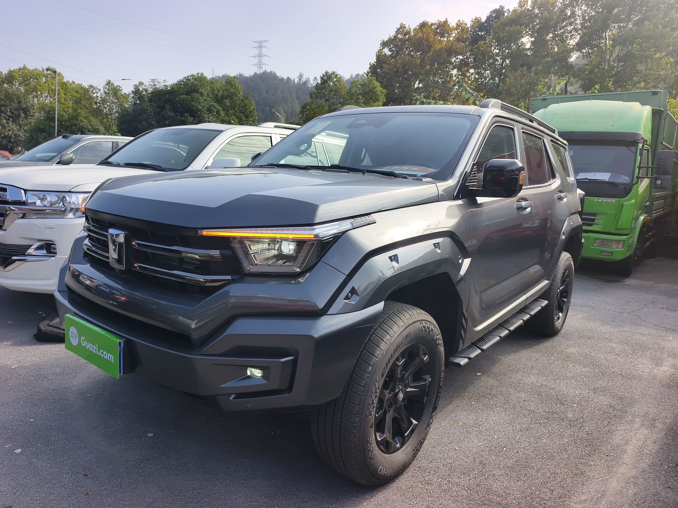 Под передней частью автомобиля