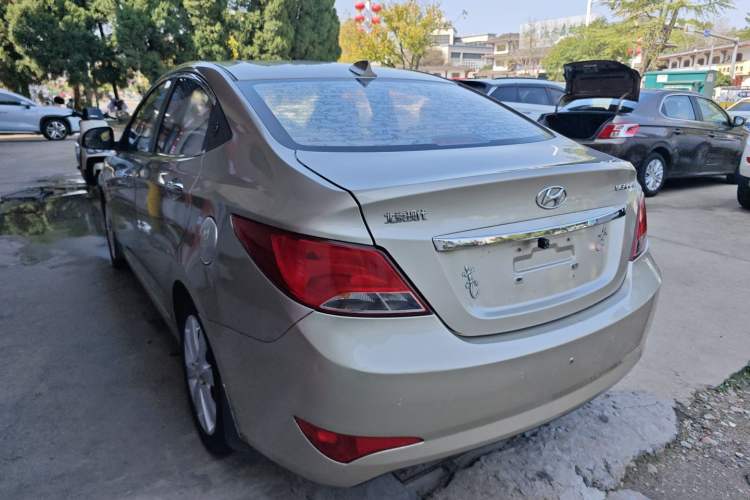 Used Hyundai Verna (older generation) 2014 1.4L Automatic Leading-Edge GLX Rear Left 45 Deg