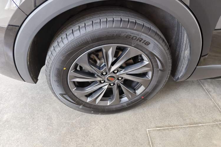 Used Hongqi HS5 2025 2.0T Two-Wheel Drive 600 000-Vehicle Commemorative Edition Right Rear Wheel Hub