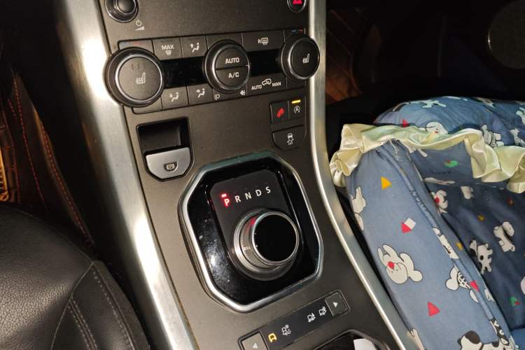 Used Land Rover Range Evoque 2016 2.0T PURE Style Edition Gear Lever