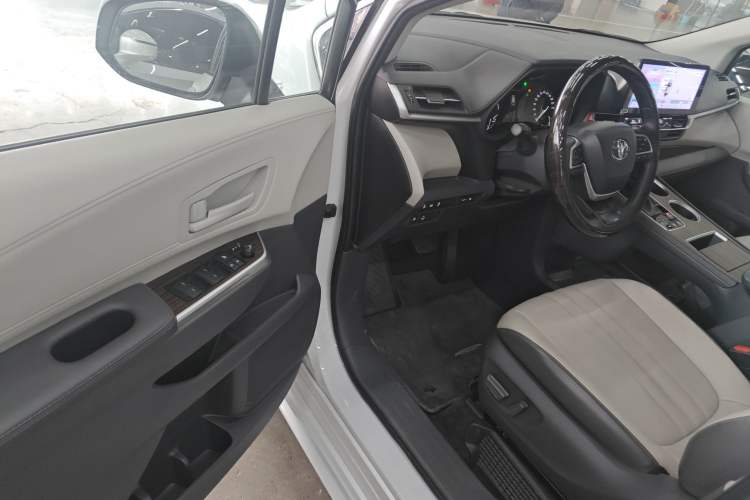 Used Toyota SIENNA 2023 2.5L Hybrid Comfort Edition