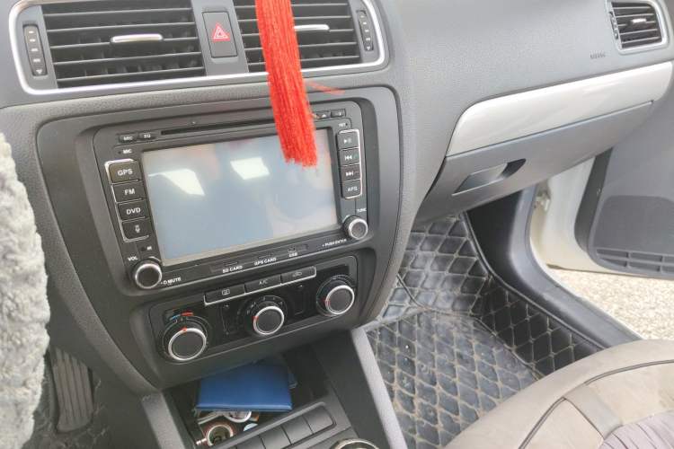 Used Volkswagen Sagitar 2014 1.6L Manual Comfort Model Audio And AC Panel