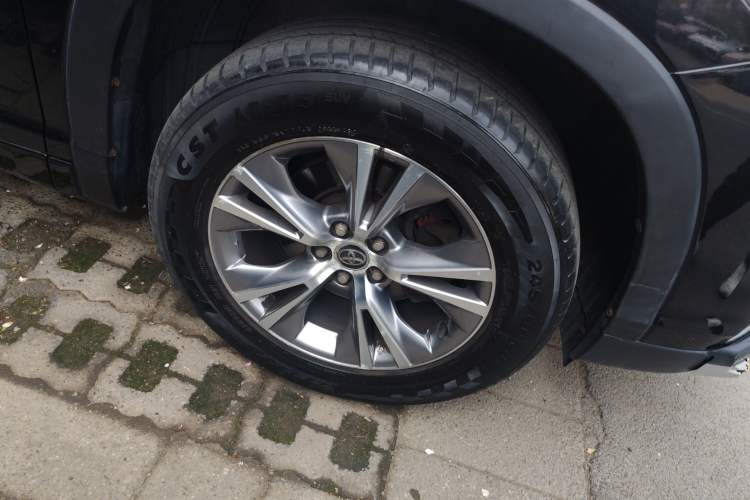 Used Toyota Highlander 2015 2.0T Two-Wheel Drive Elite Edition 7 Seats Right Front Wheel Hub