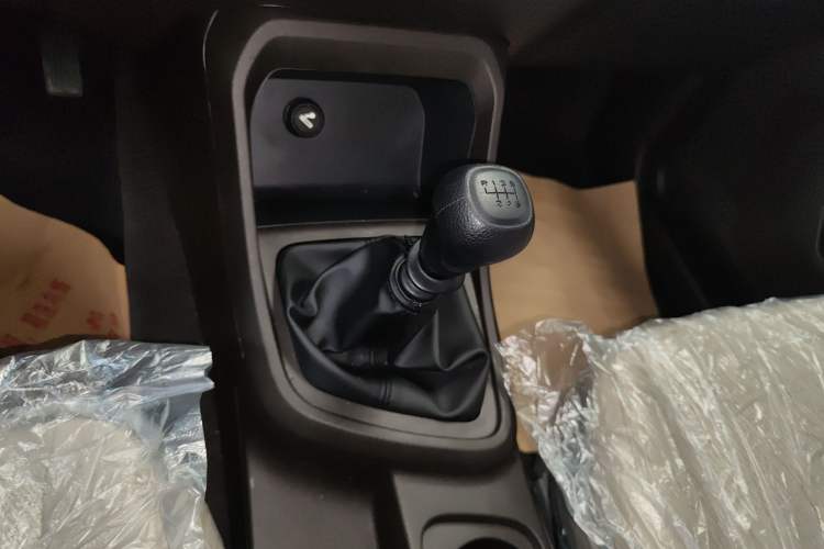 Used Wuling Hongguang V 2022 1.5L Jingqu Edition Enclosed-Window Vehicle with Hydraulic Power Steering LAR