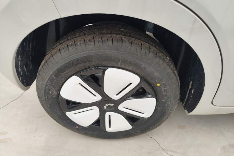 Used Wuling Hongguang MINIEV 2025 Four-Door Version Advanced Edition Right Rear Wheel Hub