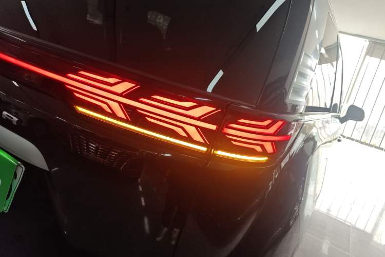 Used Denza D9 2022 DM-i 970 Four-Wheel Drive Prestige Model Right Rear Taillight