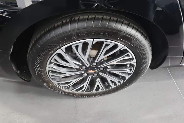 Used Hongqi H5 2024 2.0T Automatic Smart Connect Flagship Edition Right Rear Wheel Hub