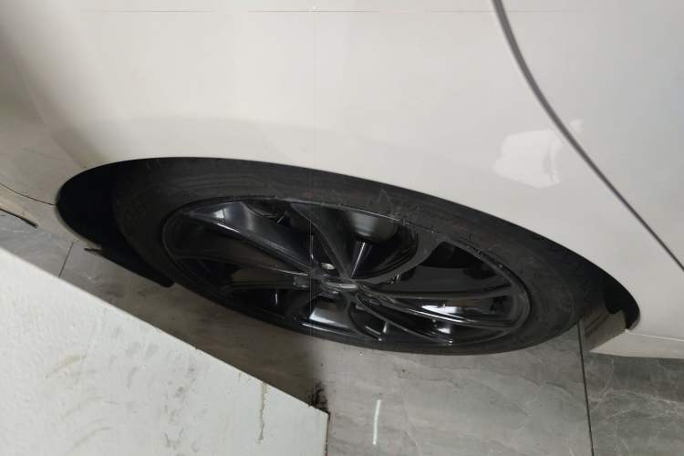 Used Lincoln MKZ 2020 2.0T MONO Limited Luxury Edition MONO WHITE Right Rear Wheel Hub