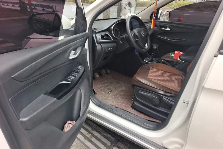 Used Baojun 730 2019 1.5L Manual Fashion Model 7-seater China VI Driver Seat