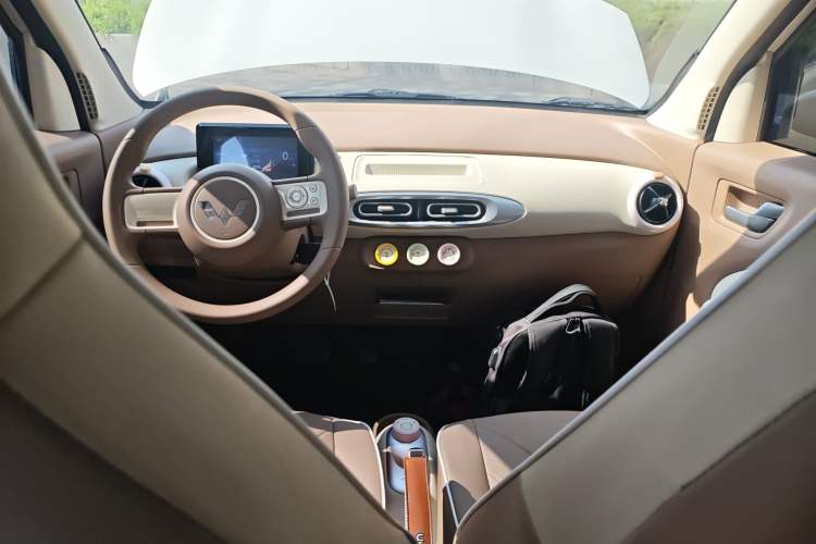 Used Wuling Hongguang MINIEV 2025 Four-Door Version Advanced Edition Center Console