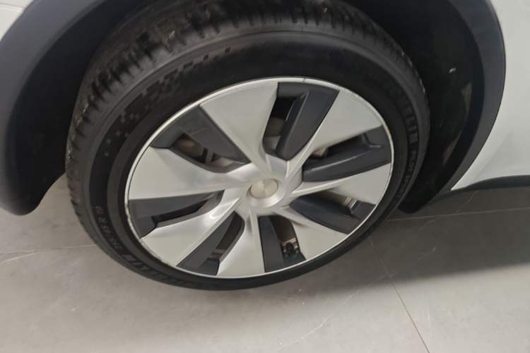 Used Tesla Model Y 2021 Long-Range All-Wheel-Drive Version 3D7
