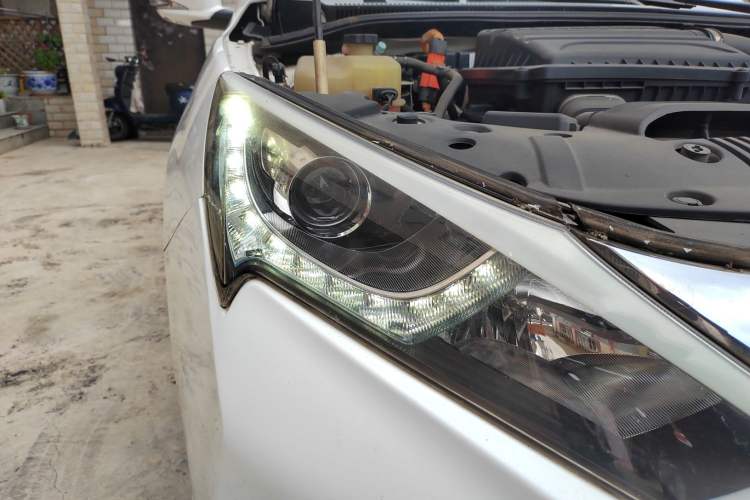 Used BYD Qin New Energy 2015 1.5T Dual-Crown Flagship Plus Edition Right Front Headlight