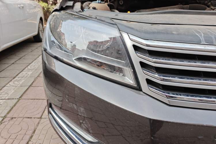 Used Volkswagen Magotan 2015 1.8TSI Comfort Model Right Front Headlight