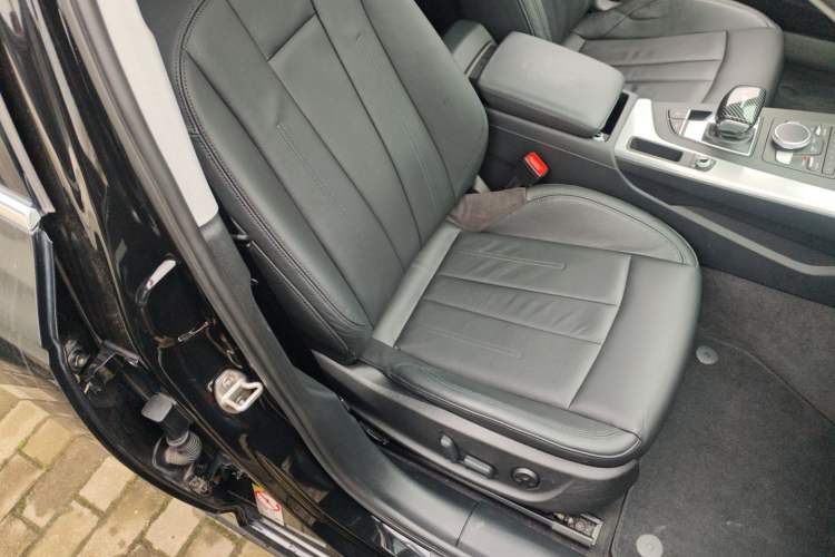 Used Audi A4L 2019 40 TFSI Fashion Edition China VI Emission Standard Right Front Seat