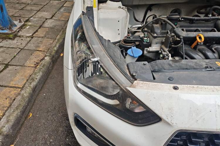 Used Hyundai Verna (older generation) 2017 1.4L Manual Colorful Skyroof Version China V Standard Right Front Headlight