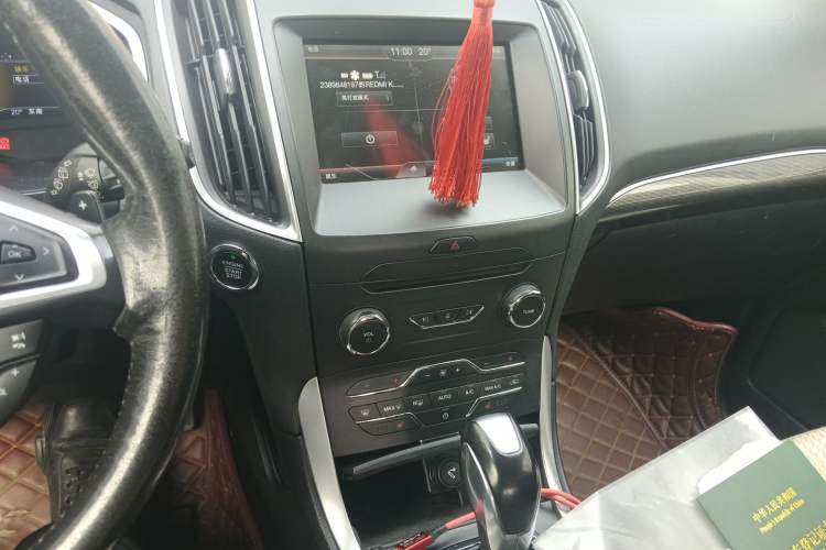 Used Ford Edge 2015 2.0T GTDi Two-Wheel-Drive High-Line Version
