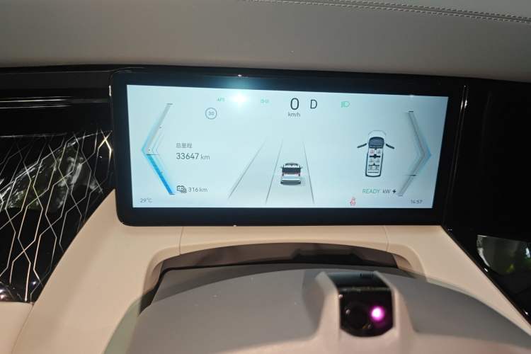 Used Zeekr 009 2022 WE Edition Odometer Close Up