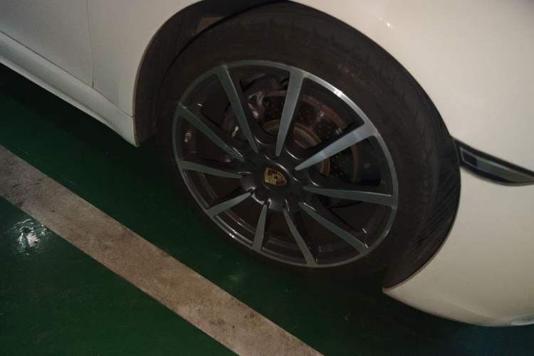 Used Porsche 718 2022 Boxster 2.0T Right Front Wheel Hub