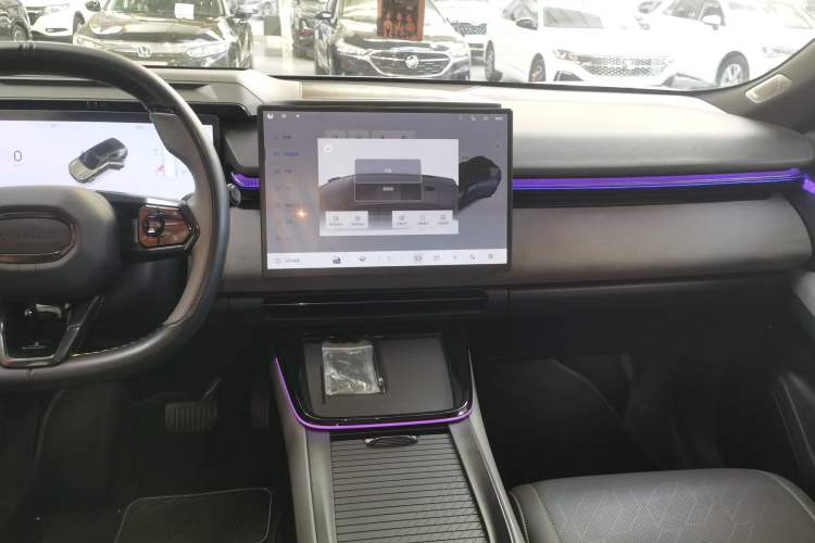 Used Lynk & Co 08 EM-P 2025 220 km All-Wheel-Drive Performance Halo Audio And AC Panel