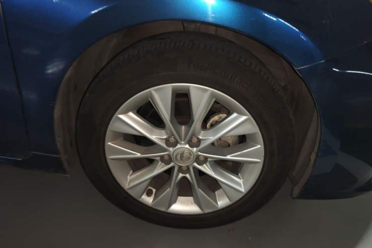 Used Lexus ES 2014 300h Elite Edition Right Front Wheel Hub
