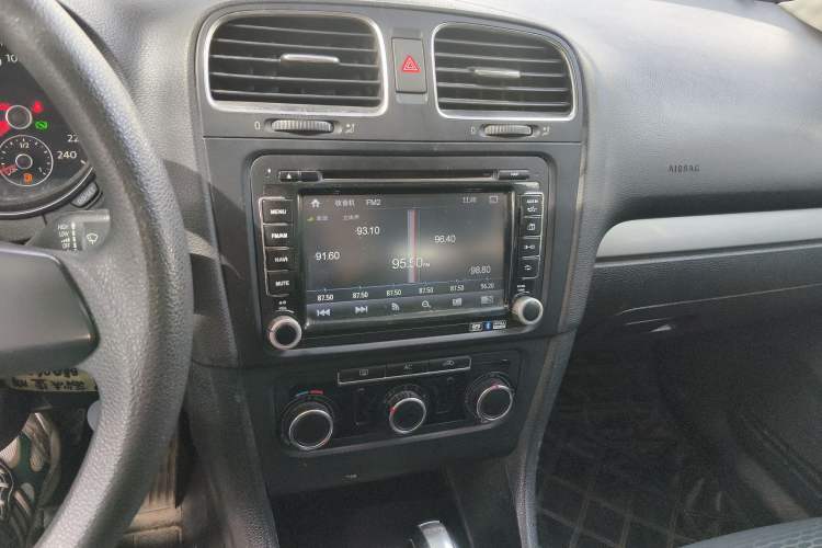 Used Volkswagen Golf 2011 1.6L Automatic Fashion Edition Audio And AC Panel