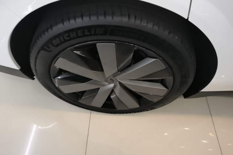 Used Li Auto i6 2025 Model Four-Wheel-Drive Standard Type Right Rear Wheel Hub