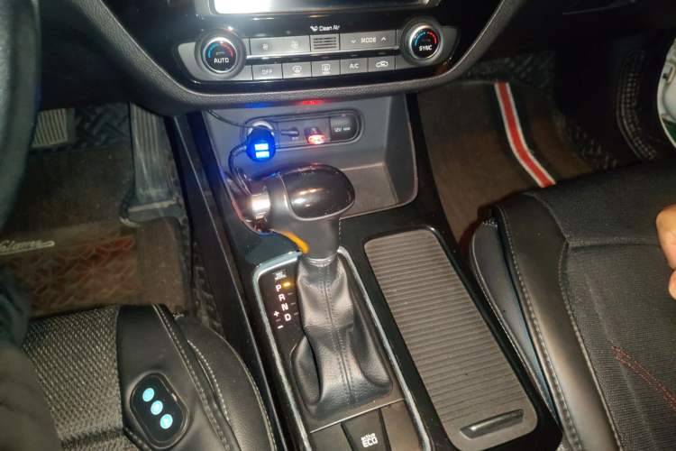 Used Kia K4 2014 1.8L Automatic DLX Gear Lever