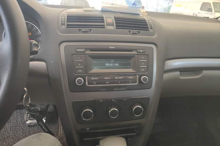 Used Skoda Octavia 2013 1.6L Automatic Elegance Edition Audio And AC Panel