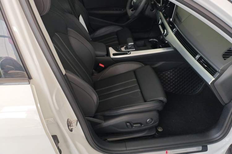 Used Audi A4L 2022 40 TFSI Luxury Dynamic Model Right Front Seat