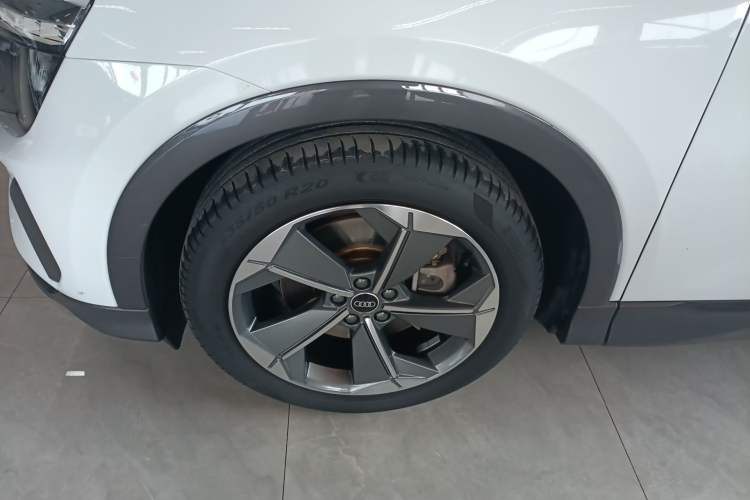 Used Audi Q5 e-tron 2022 40 e-tron Starry Edition Luxury Package Left Front Wheel Hub