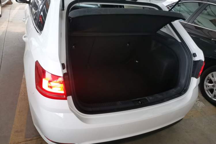 Used Volkswagen Gran Lavida 2015 1.6L Automatic Comfort Edition Trunk