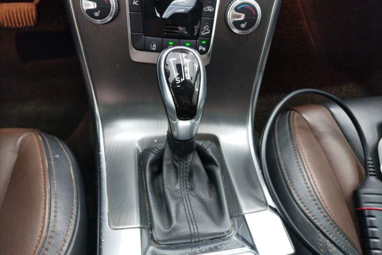 Used Volvo XC60 2015 T5 AWD Zhiyuan Edition Gear Lever
