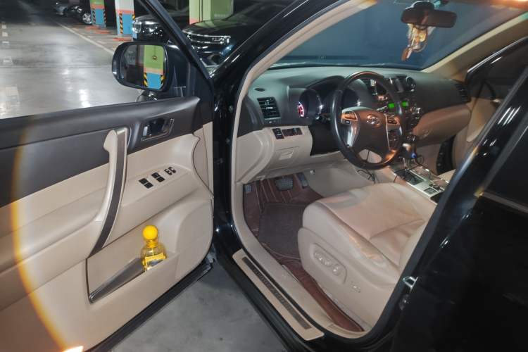 Used Toyota Highlander 2012 2.7L Two-Wheel Drive 7-Seater Luxury Edition
