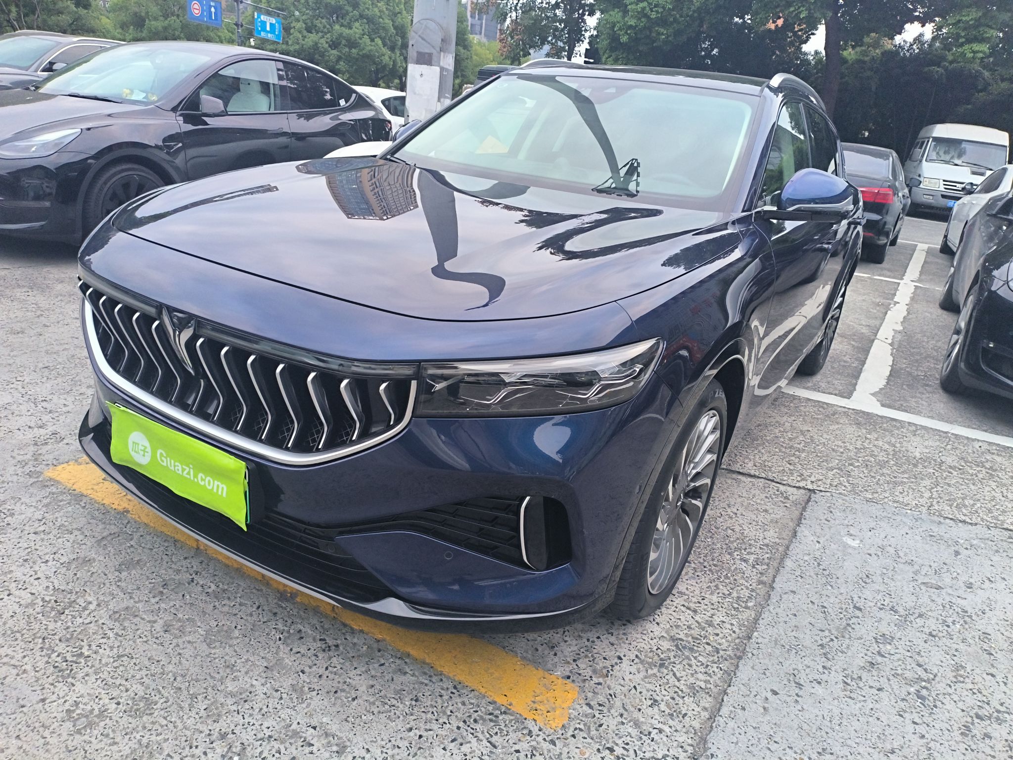 Под передней частью автомобиля